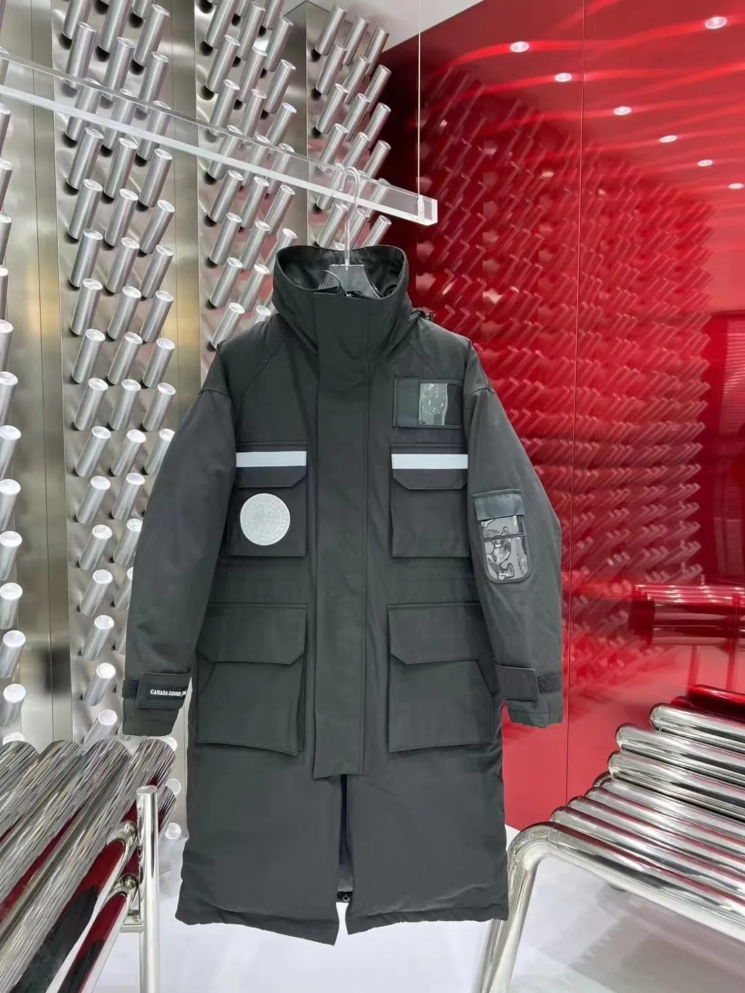 【Authentic level】Special offer Co-branded/𝘾𝘼𝙉𝘼𝘿𝘼 𝙂𝙊𝙊𝙎𝙀 CANADA GOOSE Canada goose juun.j co-branded Resolute parka 8501 model produced by JUUN J co-branded Resolute 3-in-1 parka This coat is the product of our partnership with juun j One of the jointly launched Series, it reinterprets our Classic Resolute parka, integrating fashionable style with outstanding functionality. This three-in-one piece is designed with exaggerated proportions and the down-filled soft shell can not only be worn in combination, but also flexibly worn alone. The coat features oversized Silver Canada Goose discs and co-branded suspenders. Uses Y-shaped Velcro imported from Taiwan (market exclusive) Uses 18-count polyester-cotton blended fabric (Authentic synchronous fabric) imported from South Korea, national standard 80% Guangzhou-inspected white duck down, (zp uses 80% white duck down/everything boasting 90% is fake) Size: xs s m